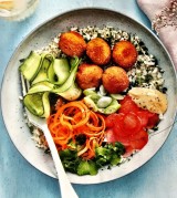 {lang nl}Poké bowl met rivierkreeftballetjes, bloemkoolrijst en radijsjes{/lang}{lang en}Poké bowl with crayfish balls, cauliflower rice and radishes{/lang}