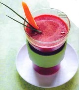 Smoothie van rode biet, appel, peer, wortel en gember