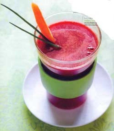 Smoothie van rode biet, appel, peer, wortel en gember