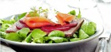 Roggetoast met gerookte zalm, rode biet en daikonroom