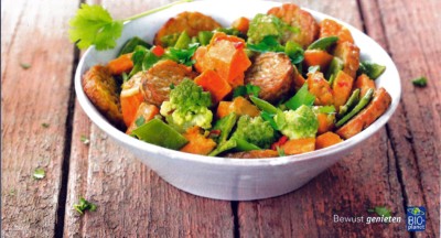 Curry met Romanesco, peultjes, zoete aardappel en gebakken tempé