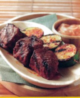 Rosbief met gegrilde courgette spiezen en gerookte paprika aioli