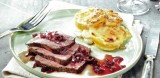 Rosbief met gratin van wintergroenten en rodewijnsaus