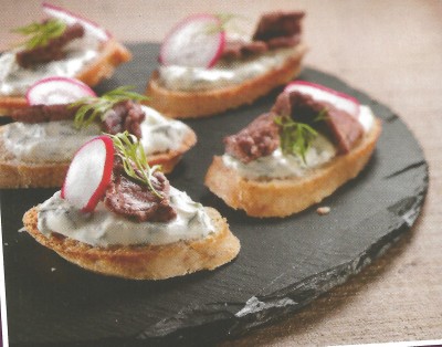 Krokante toastjes met frisse spread en rundreepjes