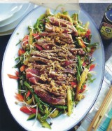 Pittige zoetzure salade met runds, sojasaus en sesam