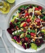 Salade met kerstomaat, kikkererwten, aardappelen en zoute ansjovis