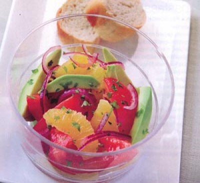 Salade van rode ui, sinaasappel en avocado Salade van rode ui, sinaasappel en avocado
