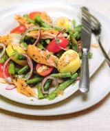 Salade met gerookte makreel, boontjes, aardappels en rode ui.