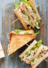 Sandwich met kip, bacon en sla