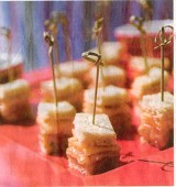Club sandwich met gemarineerde zalm, gerookte paling, koriander en sesam, yoghurt met gember en soja