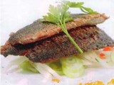 Slaatje van gegrilde sardines, peer, pijpajuin en tomaat