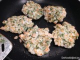 Scampiburger met diaboliquemayonaise, ijsbergsla en gefrituurde uiringen