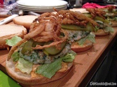 Scampiburger met diaboliquemayonaise, ijsbergsla en gefrituurde uiringen