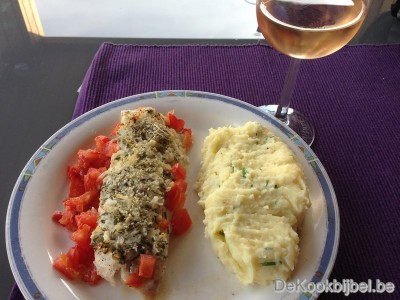 Schelvis met kruidenkorst en tomaat