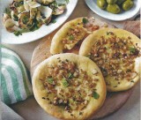 Schiacciatine bestrooid met munt en pesto