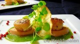 Sint-Jakobsvruchten op een puree van spinazie, foie gras en gedroogde ham.