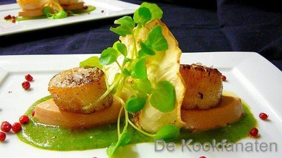 Sint-Jakobsvruchten op een puree van spinazie, foie gras en gedroogde ham.