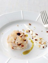 Tartaar van sint-jakobsnootjes met truffelolie en hazelnoten