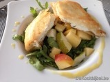 krokante geitenkaas met appel, peer en mosterd-honingvinaigrette