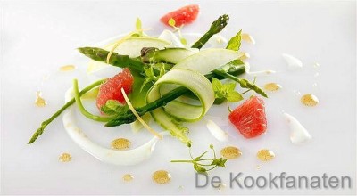 Krokant slaatje van asperges met lauwe gerookte zalm, yoghurt dressing