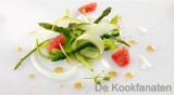 Krokant slaatje van asperges met lauwe gerookte zalm, yoghurt dressing