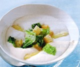 Aspergesoepje met Romeinse sla en broodkorstjes