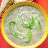 Champignonsoep met truffelolie en rucola