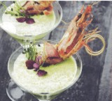 Cappuccino van erwt, gegrilde gamba's met Breydelspek