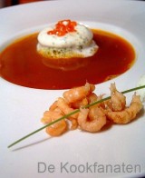 Pompoensoep met garnaaltjes en een bieslookroomeilandje