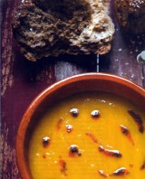 Pompoensoep 'tikki masala' met bruin brood