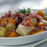Met zwarte peper gebakken spek in winterbouillon