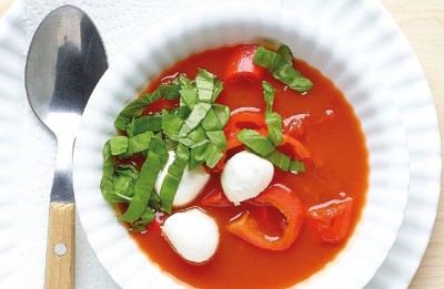 Soepje van tomaten, paprika en mozzarella