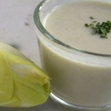 Witloofsoep met gerookte paling en broodkorstjes