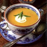 Wortel-kokossoep met curry en koriander