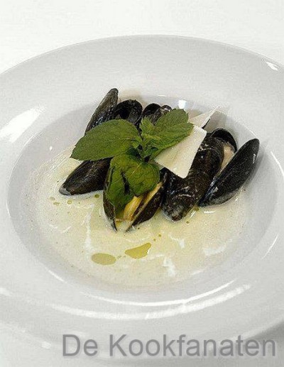 Mossel-courgettesoep met pecorinokaas, citroenmelisse en citroenolie