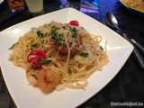 Spicy spaghetti met scampi, salami en gremolata