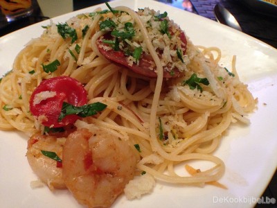 Spicy spaghetti met scampi, salami en gremolata