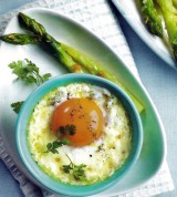 Spiegelei met groene aspergepunten