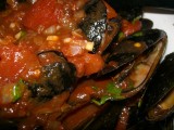 Italiaanse tomatensaus met mosselen en knoflook