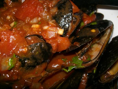 Italiaanse tomatensaus met mosselen en knoflook Italiaanse tomatensaus met mosselen en knoflook
