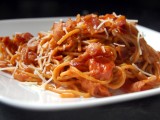 Italiaanse tomatensaus met spek en Chili