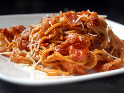Italiaanse tomatensaus met spek en Chili