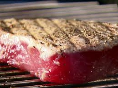 Gegrilde tonijnsteak met tomatensaus Gegrilde tonijnsteak met tomatensaus