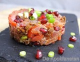 Tartaar van tonijn met twee tomatenstructuur, lente uitjes en granaatappel 