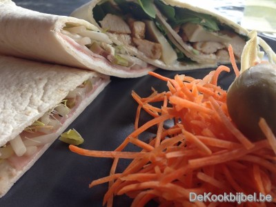 Tortilla gevuld me geitenkaas, ham, olijven en sojascheuten
