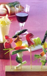 Fingerfood van varkensgebraad met groentenspiesjes en canneloni van spitskool.