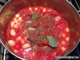 Varkenshaasje, Ganda ham en witte bonen in tomatensaus