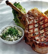 Varkenskroontje op de BBQ met groene groentjes