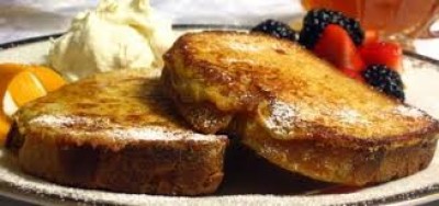 Gebonden wittebrood met vanilleroomijs en kandijsiroop
