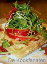 Bladerdeegwafeltje met gerookte zalm en kruiden kaas. Krokante appel, rucola geparfumeerd met citroenolie.